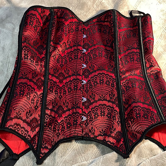 Red corset - Picture 1 of 2